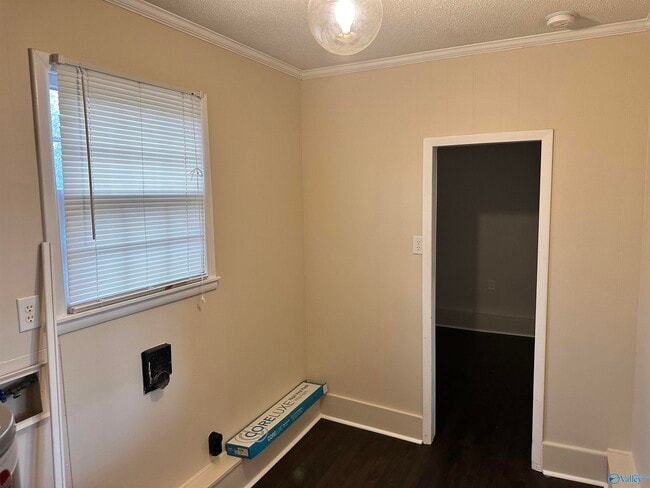 Building Photo - 326 Drake Ave SW