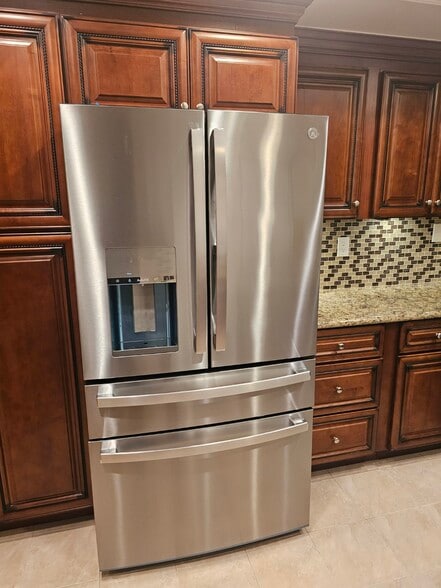 Refrigerator - 25 Weepingwood