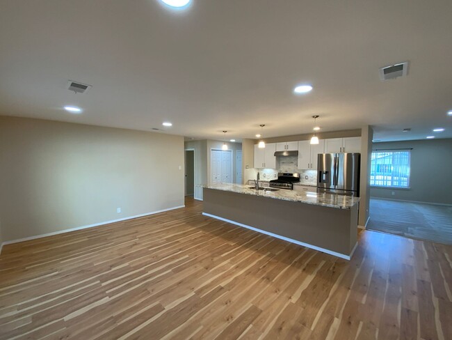 Building Photo - Beautifully Remodeled 3 Bedroom Single Sto...