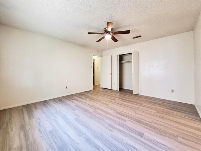 Building Photo - 2827 Wilcrest Dr