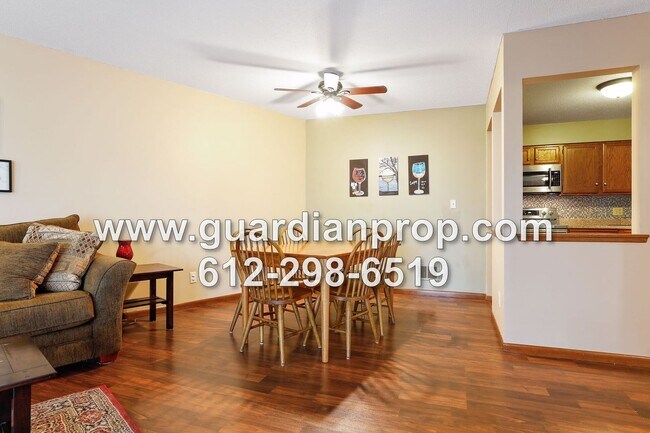 Building Photo - Top Floor Condo Available September 1 in H...