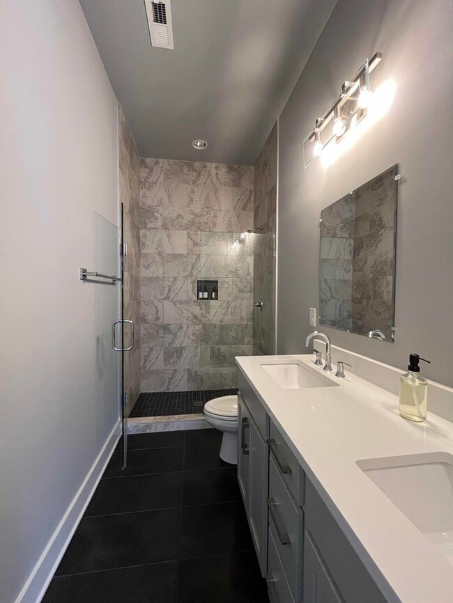 Building Photo - 976 Youngs Ln