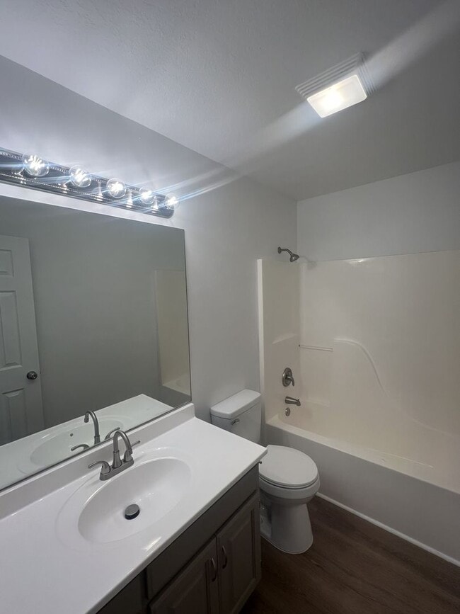 Building Photo - Beautiful newly Renovated 3 Bedroom / 2 bathroom house located in Joplin!