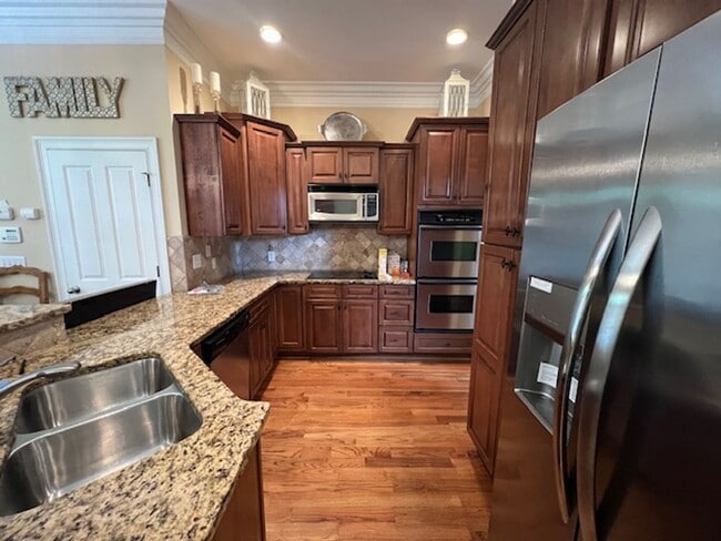 Building Photo - 2 bed 2.5 Condo- Great Location!