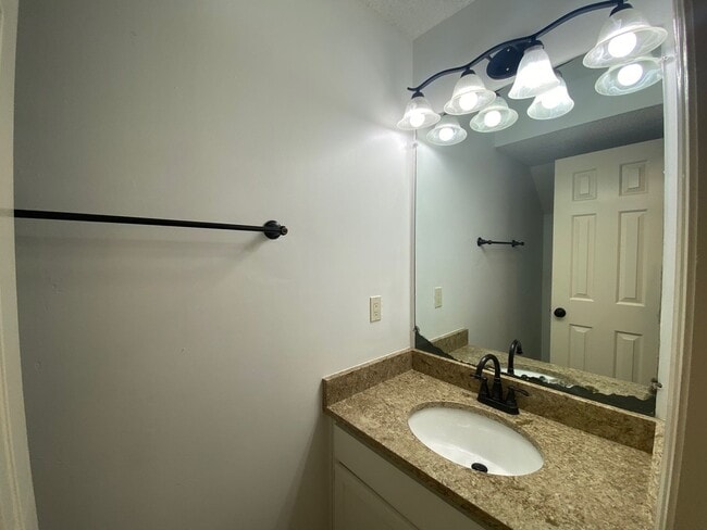 Building Photo - 1730 Beechwood Cir N