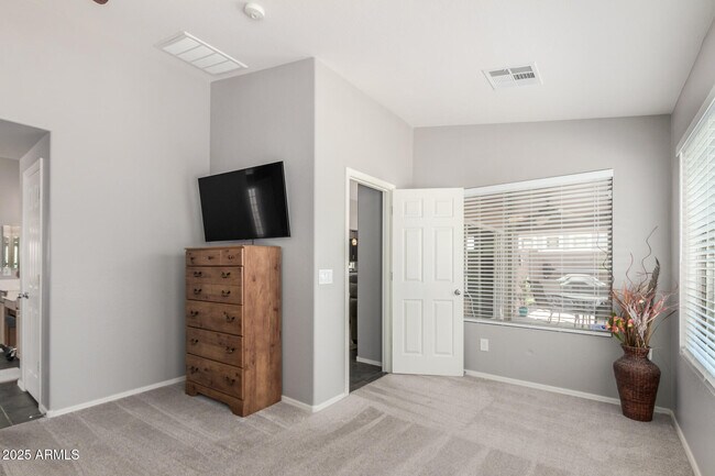 Building Photo - 2560 W Canyon Way