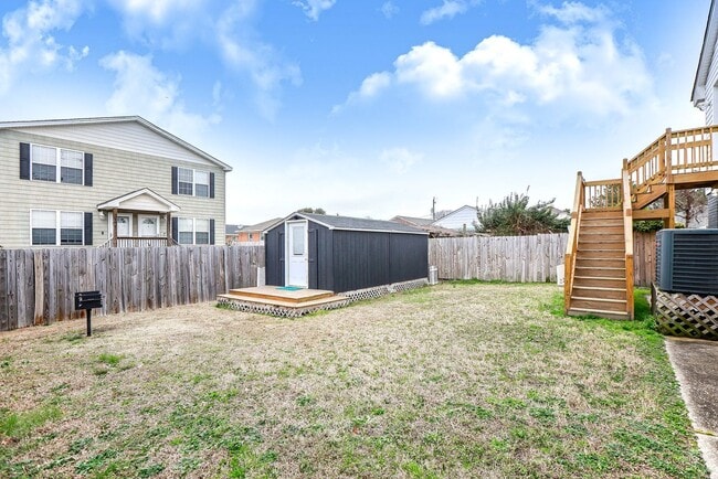 Building Photo - Pretty Lake Furnished Unit 2/1.5 Views! Vi...