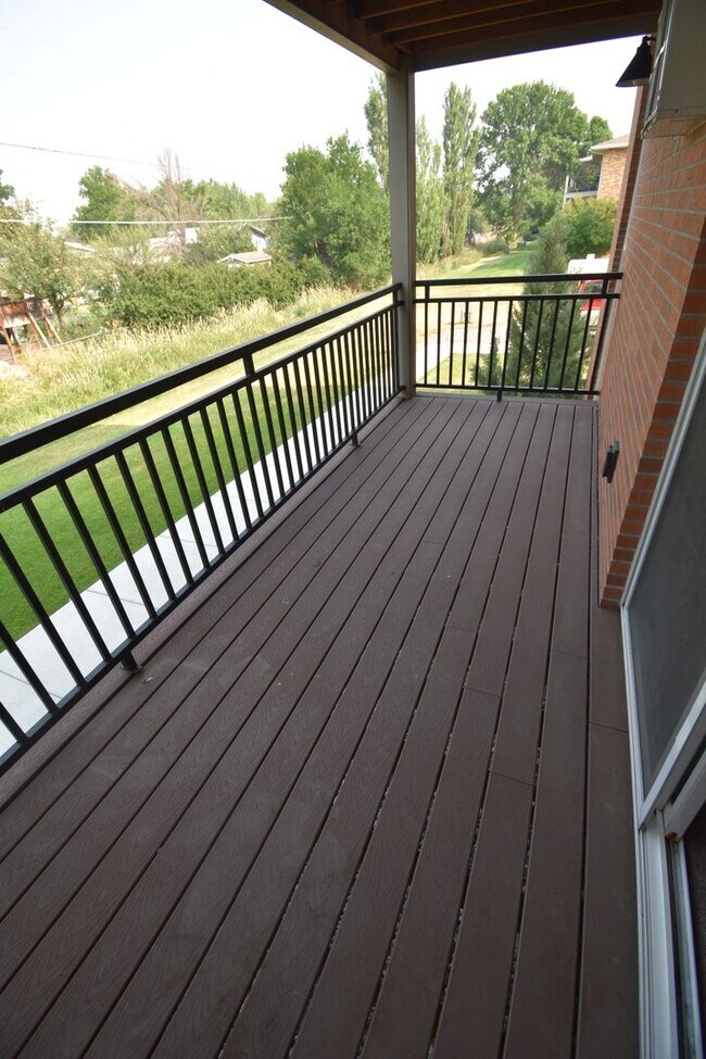 Building Photo - 2nd Floor 2 Bed 1 Bath in a Great Central ...