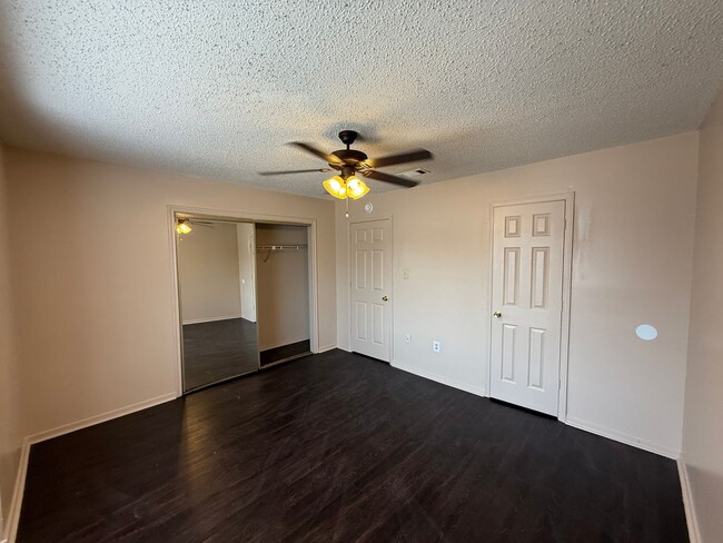 Building Photo - 2 bedroom 2 bath town home in a gated comm...
