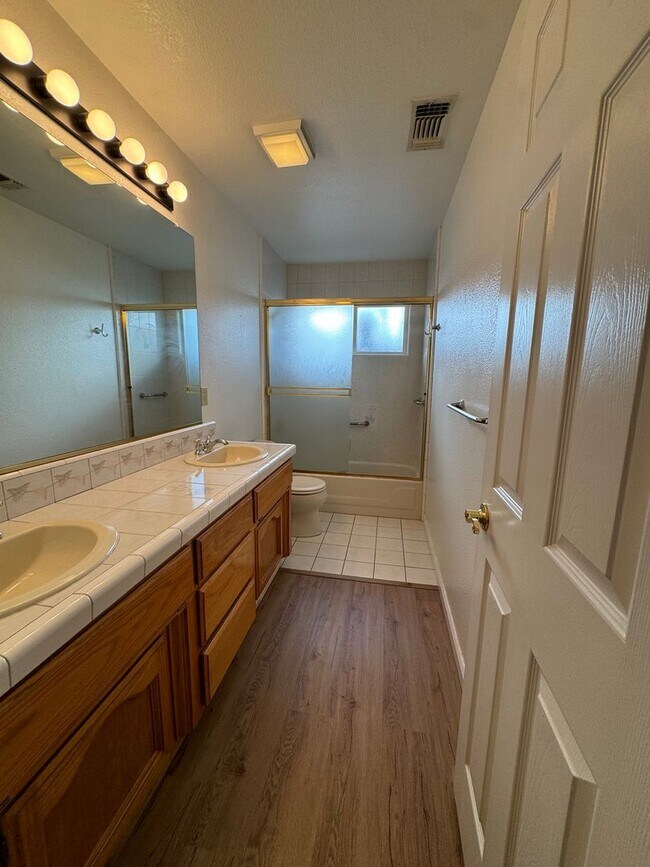 Building Photo - Not your ordinary rental! Pool! Kitchen ai...