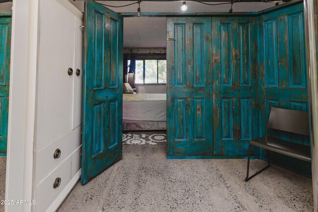 Building Photo - 353 E Thomas Rd