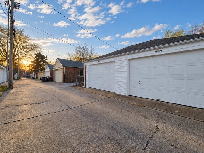 Building Photo - 6636 Devonshire Ave