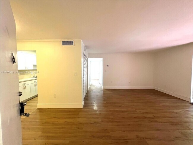 Building Photo - 10822 N Kendall Dr