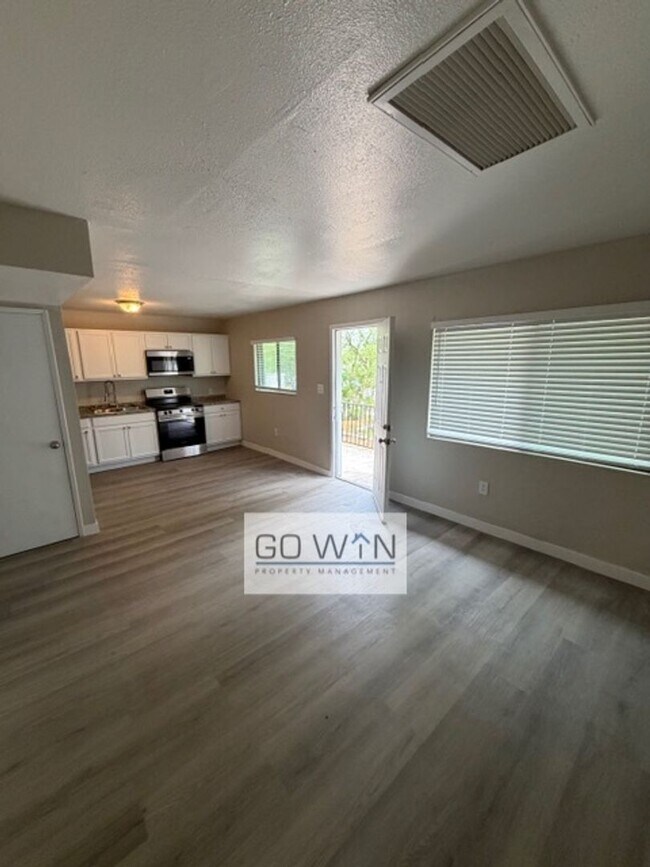 Building Photo - 1537 W Pierce St