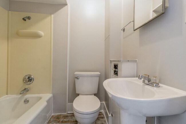Building Photo - CLOSE TO BEAVERDALE!! 2 Bed, 1 Bath Home in Des Moines