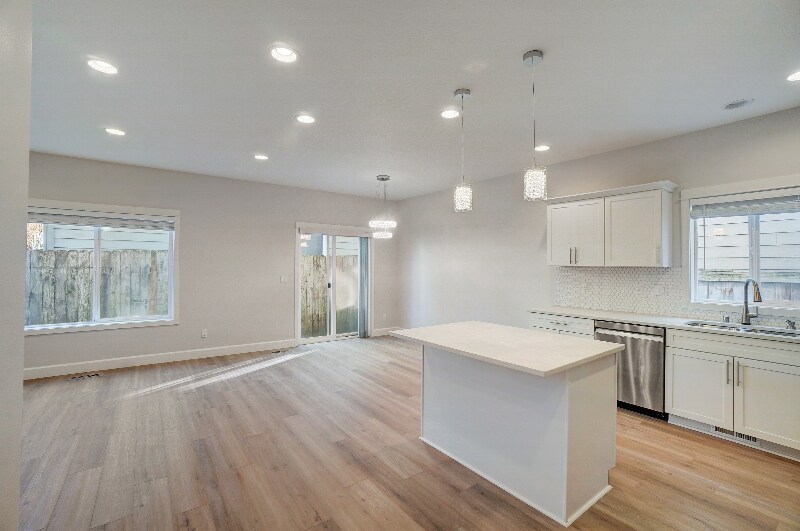 Building Photo - 7412 NE 58th Way