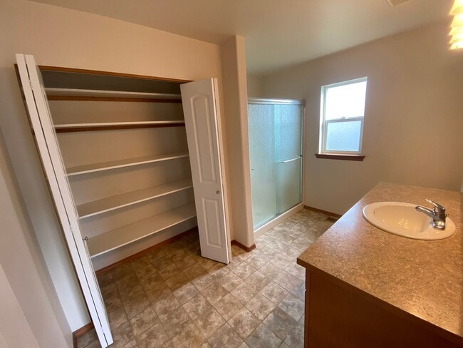 Building Photo - 3 Bedroom Home on Cul-De-Sac for Rent!