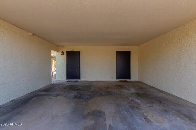 Building Photo - 811 E Eugie Ave
