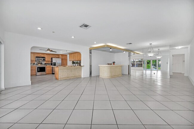Building Photo - 2427 Sea Island Dr