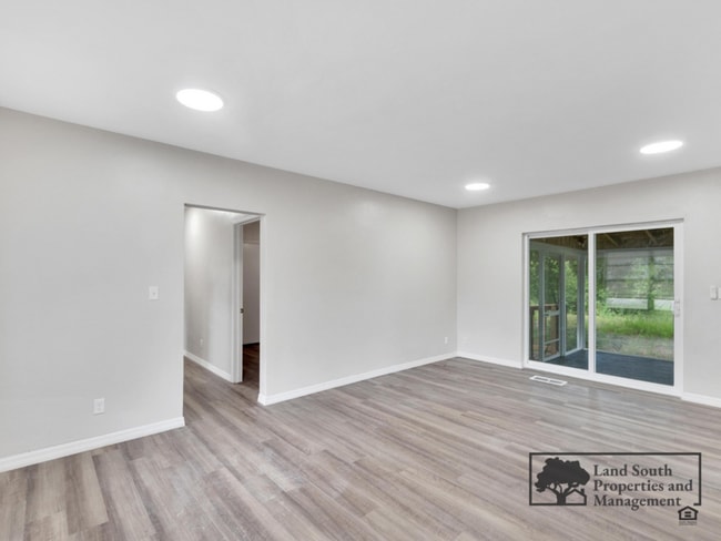 Building Photo - 905 14th St NE