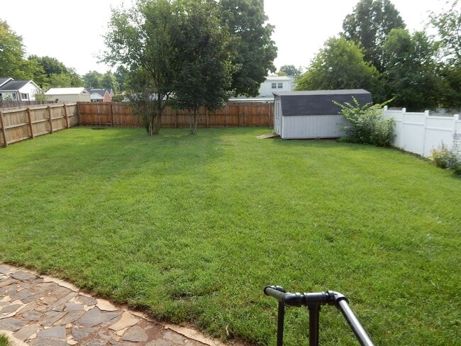 Building Photo - 3 BR home with fantastic location in the h...