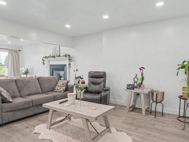 Building Photo - Spacious Furnished Home with Mountain Views and Room to Enjoy