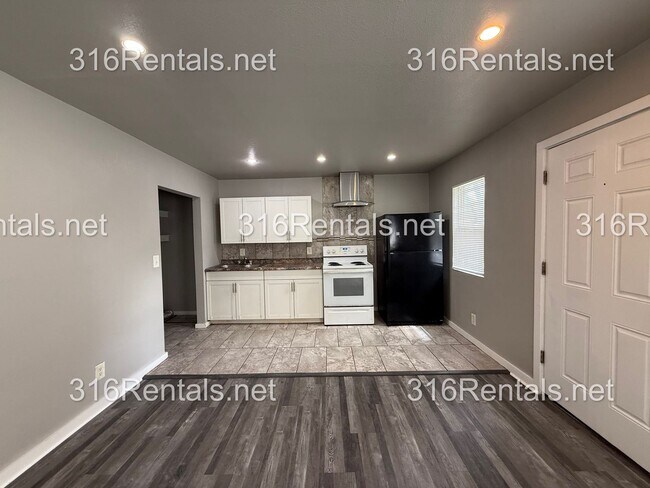 Building Photo - $595 - Available NOW! Beautiful 1 bedroom/ 1 bathroom Duplex