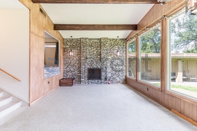 Building Photo - 6501 Mesa Dr