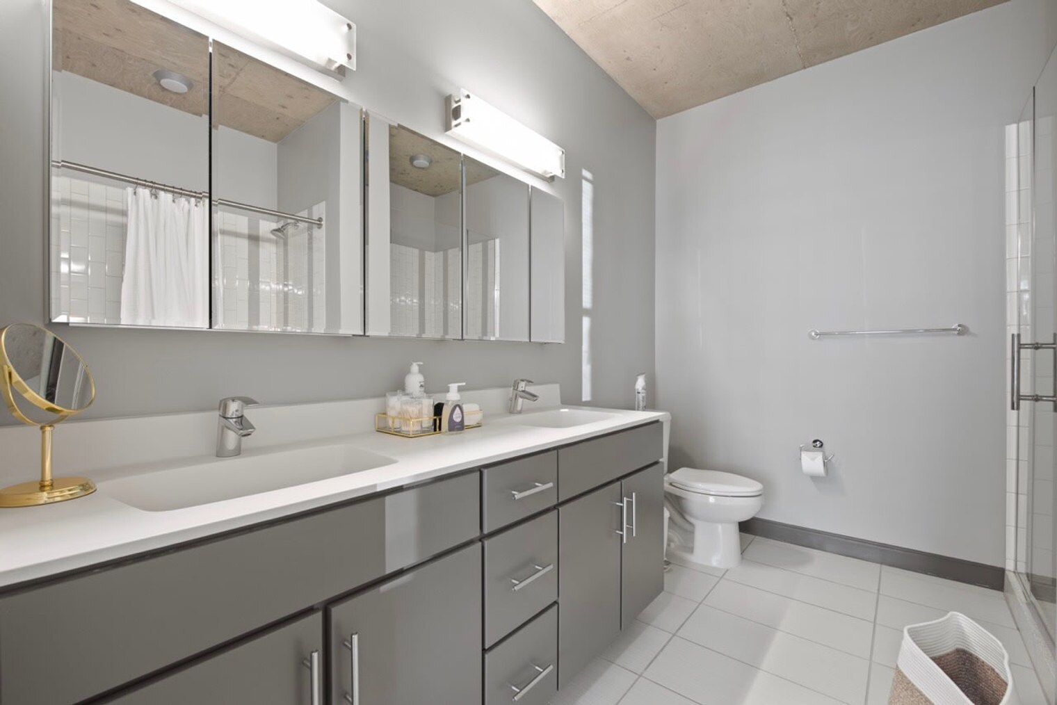 Building Photo - 236 W Lake St