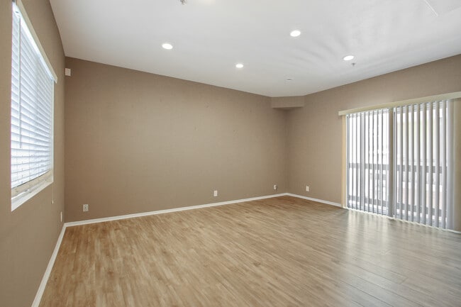 Building Photo - 319 W Duarte Rd