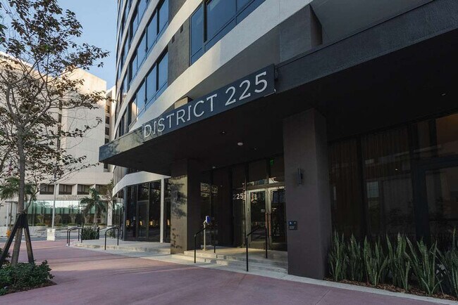 Building Photo - 225 N Miami Ave