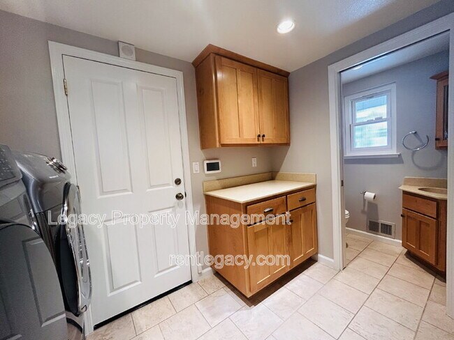 Building Photo - 1163 Gamay Dr