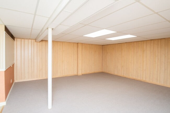 Building Photo - 3 bed 2 bath home in Valparaiso