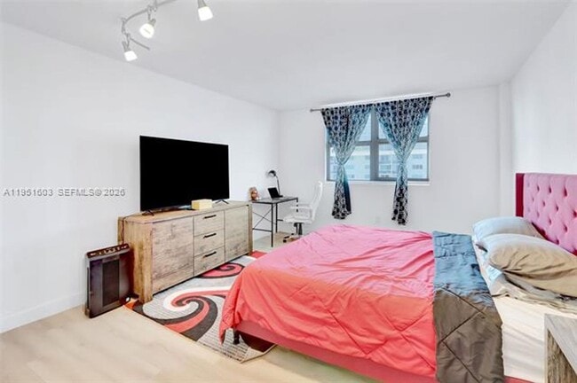 Building Photo - 7501 E Treasure Dr