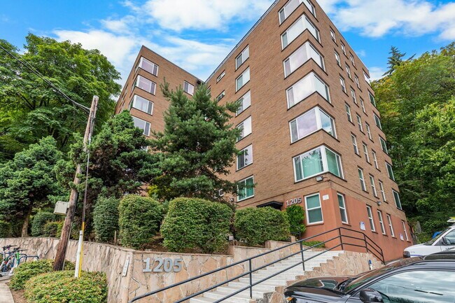 Building Photo - 1205 SW Cardinell Dr