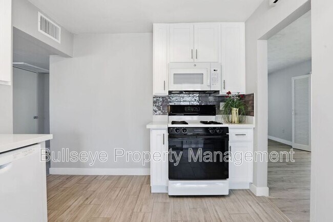 Building Photo - 1102 N 28th Pl