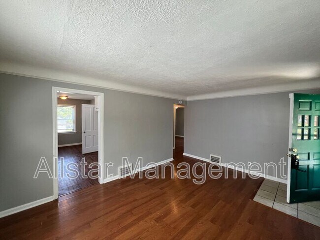 Building Photo - 1480 E 196th St