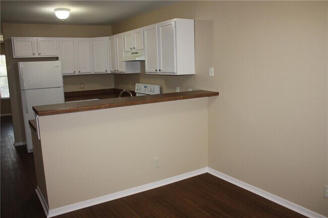 Building Photo - 2208 Katy Ln