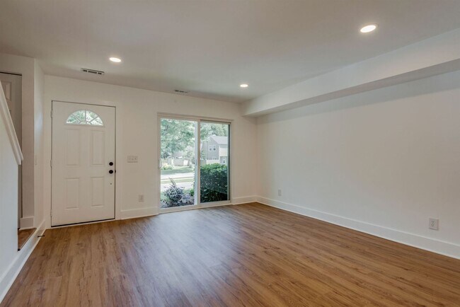 Building Photo - Beautifully remodeled condo
