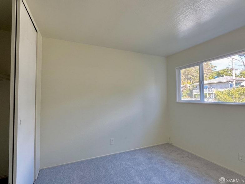 Building Photo - 35 Alan Ct