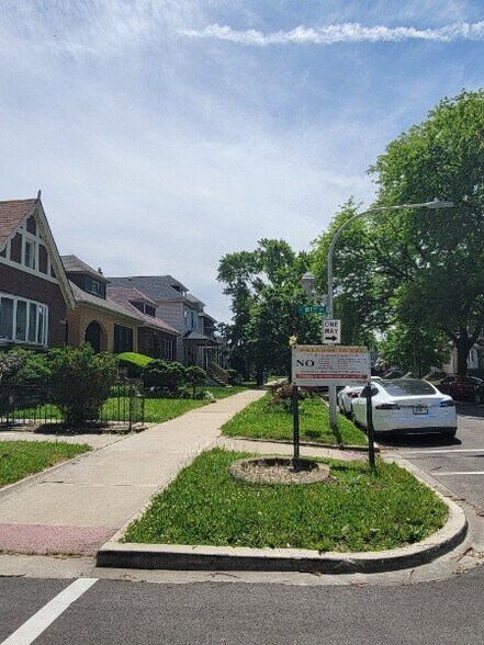 Building Photo - 8035 S Coles Ave