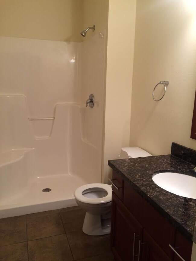 Building Photo - Fantastic 3-Bedroom, 2 3/4 bathroom Townho...