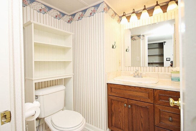 Building Photo - End-Unit Georgetown Green Townhome