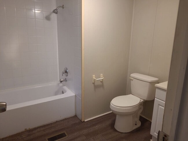 Building Photo - 3 Bedroom 2 Bathroom with a partially fenc...