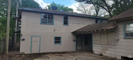 Building Photo - Huge 3 bedroom/1 bath upstairs apartment w...