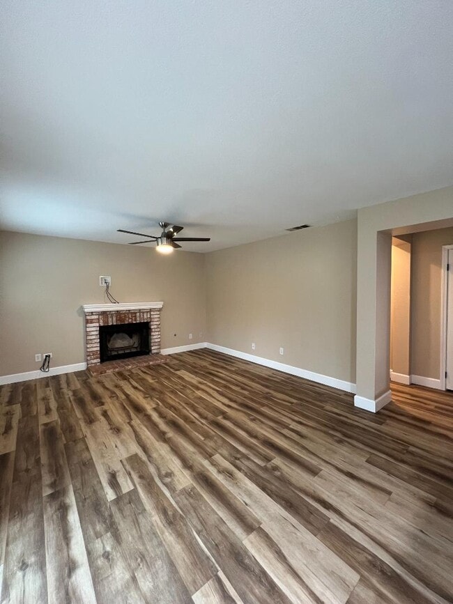 Building Photo - 827 Notre Dame Dr