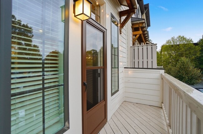 Building Photo - Modern Townhome in the Heart of Plaza Midw...