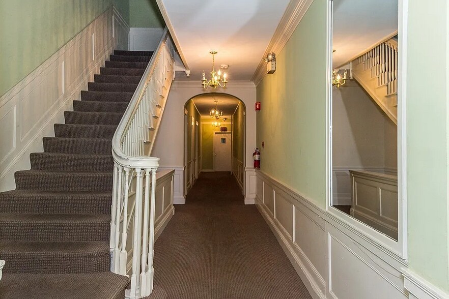 Building Photo - 1253 Beacon St