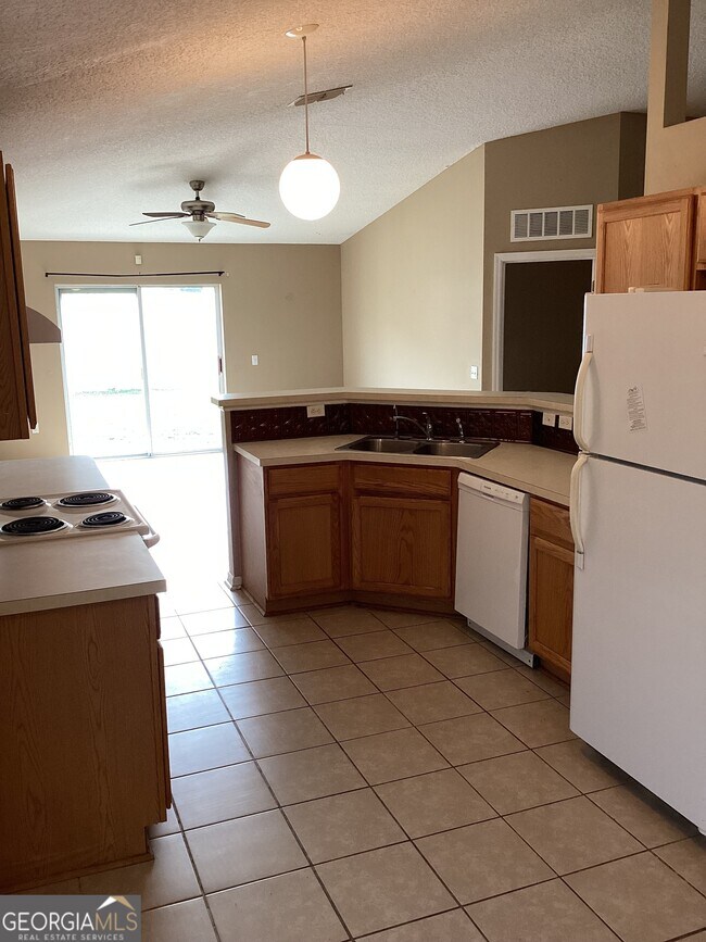 Building Photo - 258 Pine Bluff Dr