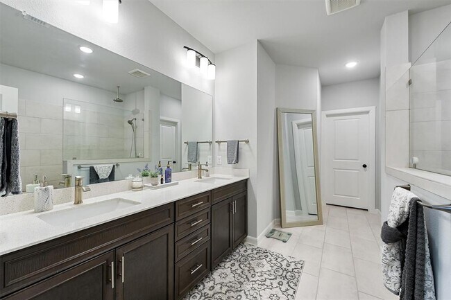 Building Photo - 1550 Park Path Dr